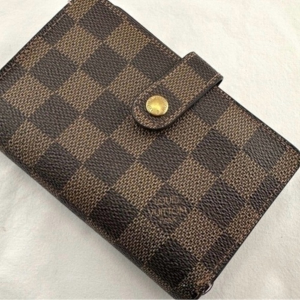 AUTHENTIC Louis Vuitton wallet. Monogram canvas.